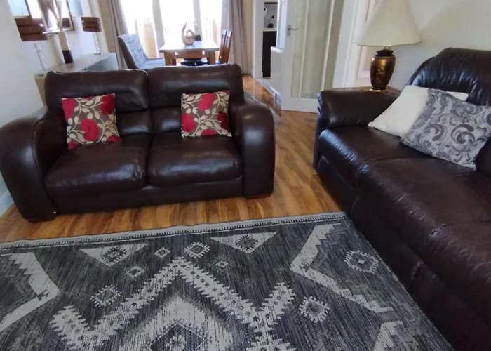 3 Bed House In - Private Parking Edynburg