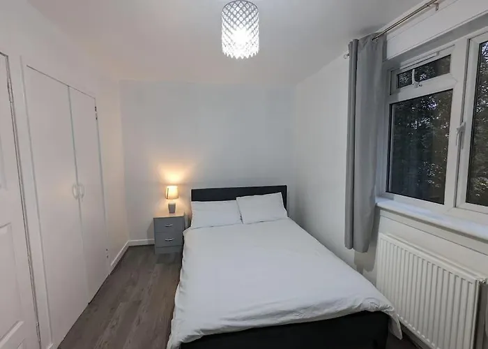 Apartment 3 Bedroom Sleeps 8 *