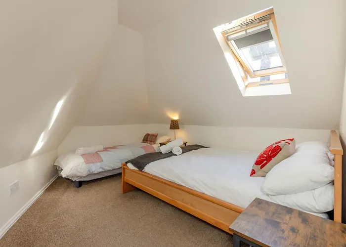 Traditional 3 Bedroom Quiet Duplex Flat By High St, Trams And Buses - Just 1-5 Miles To Centre * エディンバラ