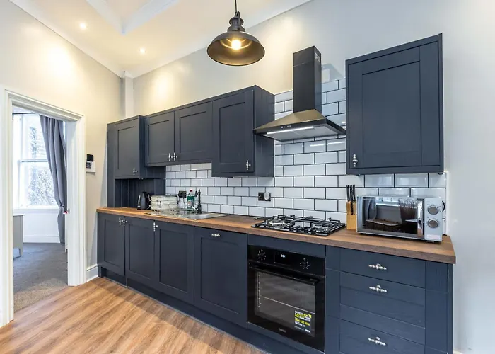 Traditional 3 Bedroom Quiet Duplex Flat By High St, Trams And Buses - Just 1-5 Miles To Centre アパート エディンバラ