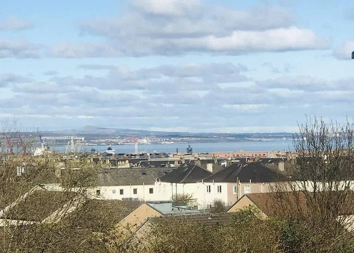 Sunny Spacious Retreat Near Royal Mile With Free Parking And Lift