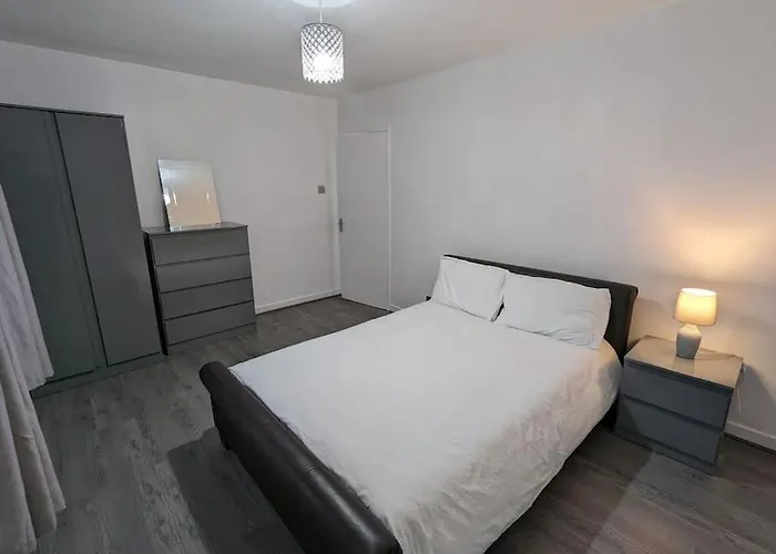 3 Bedroom Sleeps 8 Apartment