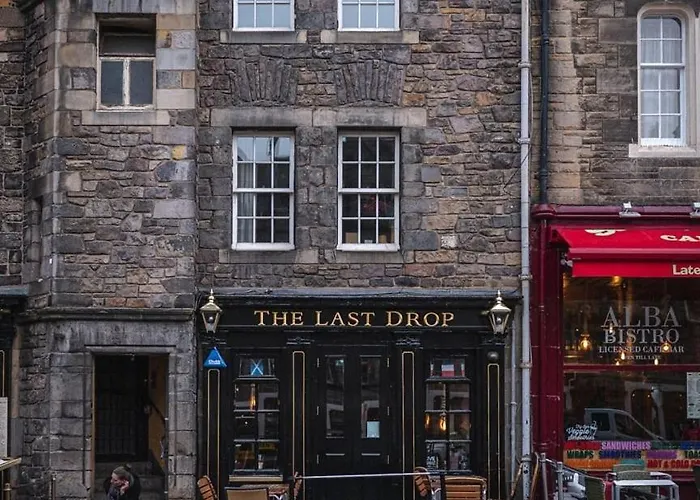 3 Bedrooms Flat In Old Town Sleeps 6 *