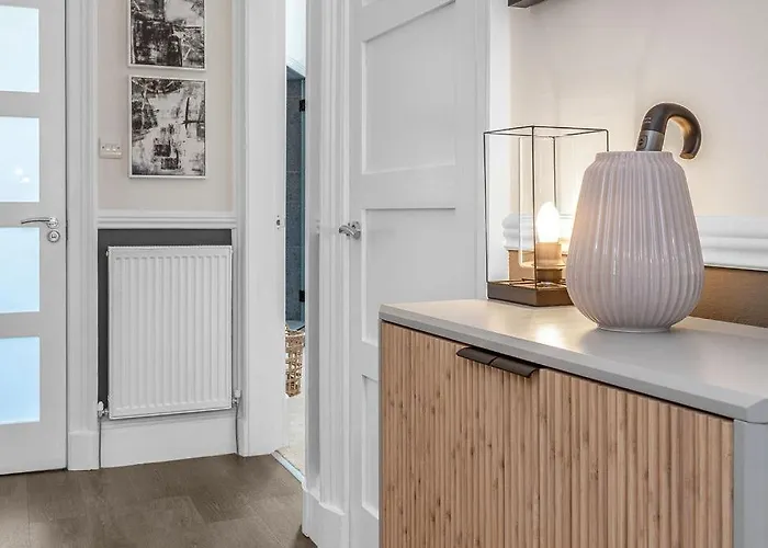 Elegant 2bed-central -by Homes Edinburgh