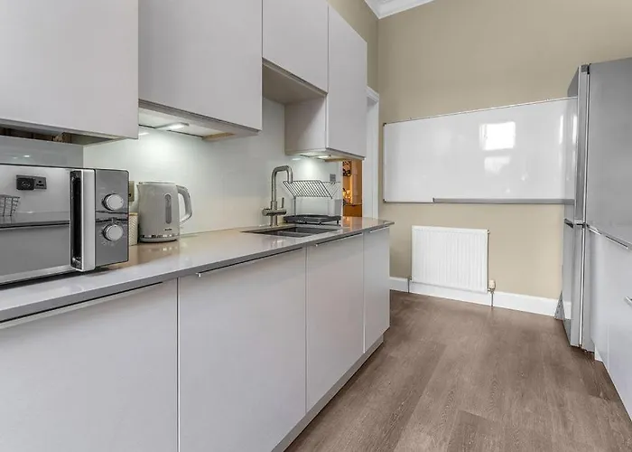 Elegant 2bed-central -by Homes Apartment