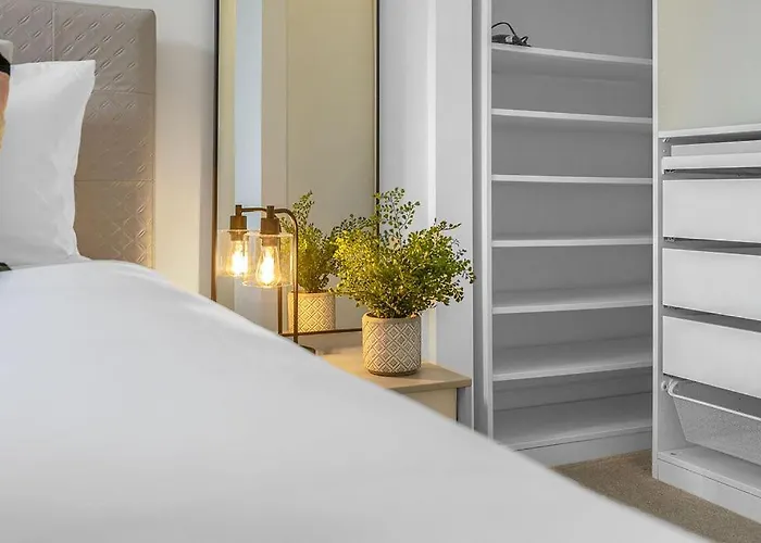 Elegant 2bed-central -by Homes