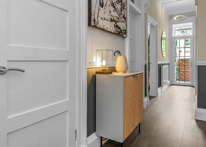 Elegant 2bed-central -by Homes *