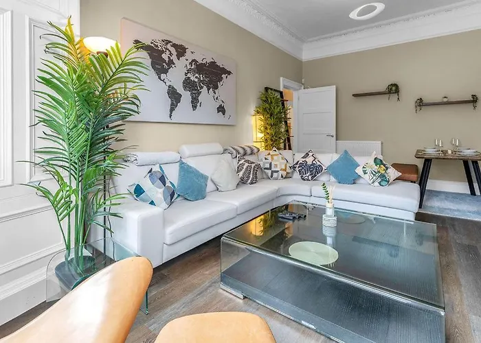 Elegant 2bed-central -by Homes Edinburgh