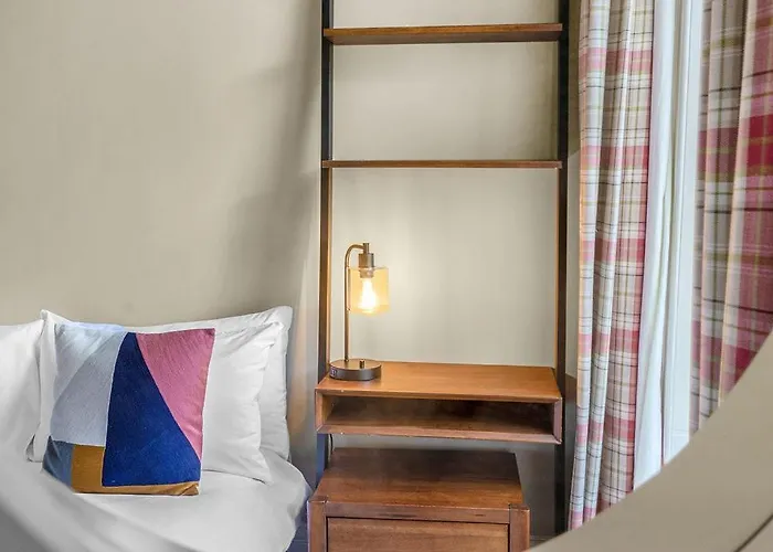 Elegant 2bed-central -by Homes Apartment