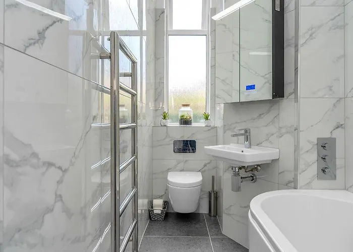 Elegant 2bed-central -by Homes *