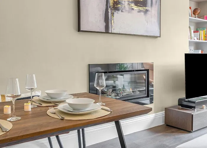 Elegant 2bed-central -by Homes