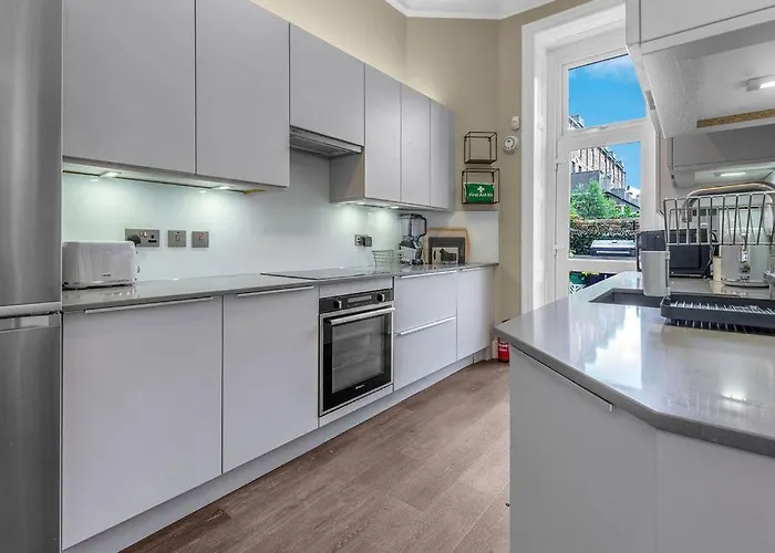 Elegant 2bed-central -by Homes Apartment *