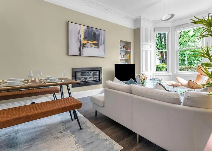 Elegant 2bed-central -by Homes *