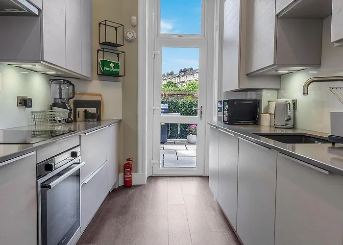 Elegant 2bed-central -by Homes