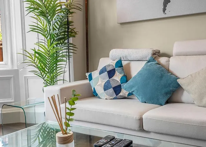 Elegant 2bed-central -by Homes Apartment *