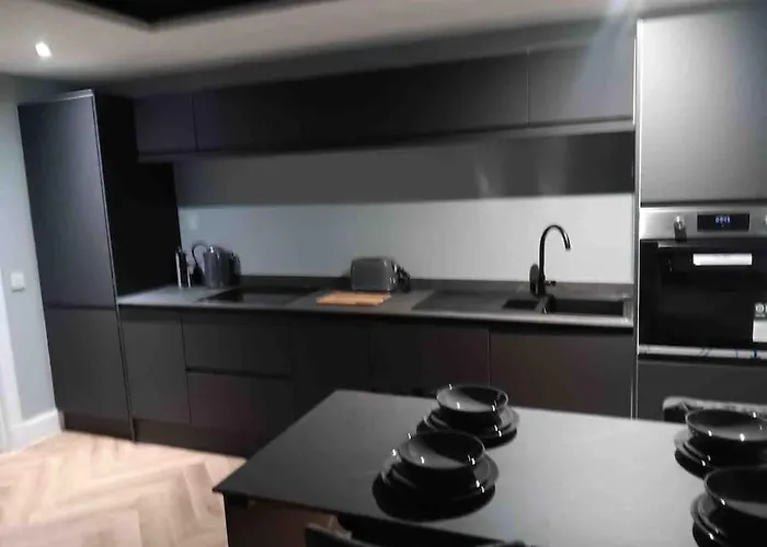 Murrayfield Stadium Basement ,murieston -3 Bed 3 Bath *