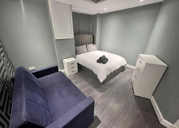 Murrayfield Stadium Basement ,murieston -3 Bed 3 Bath Daire