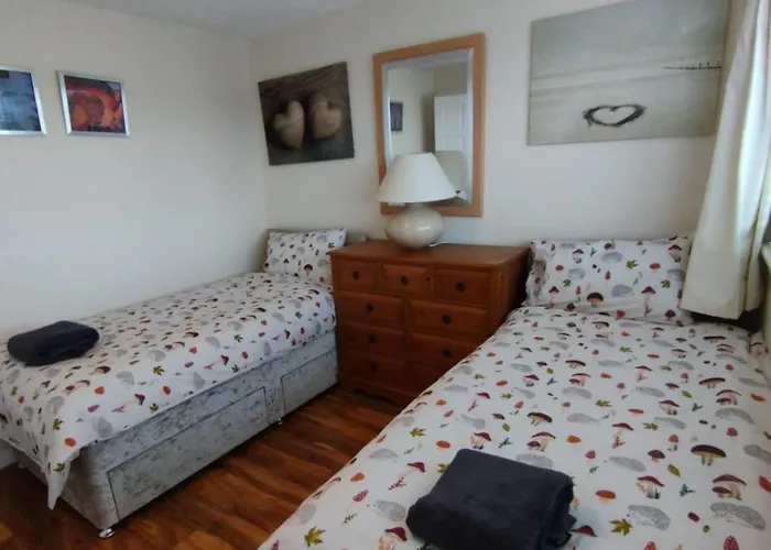 3 Bed House In - Private Parking Villa *