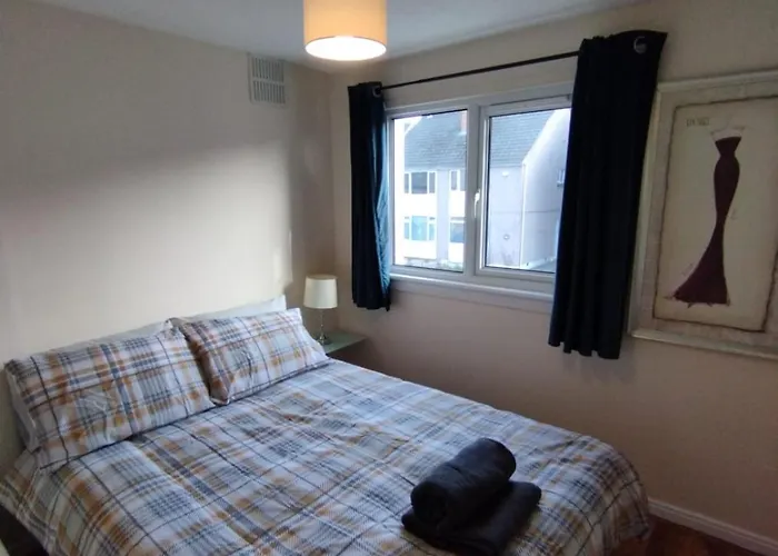 3 Bed House In - Private Parking Villa