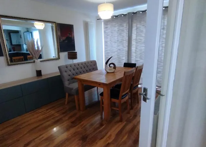 3 Bed House In - Private Parking Willa *