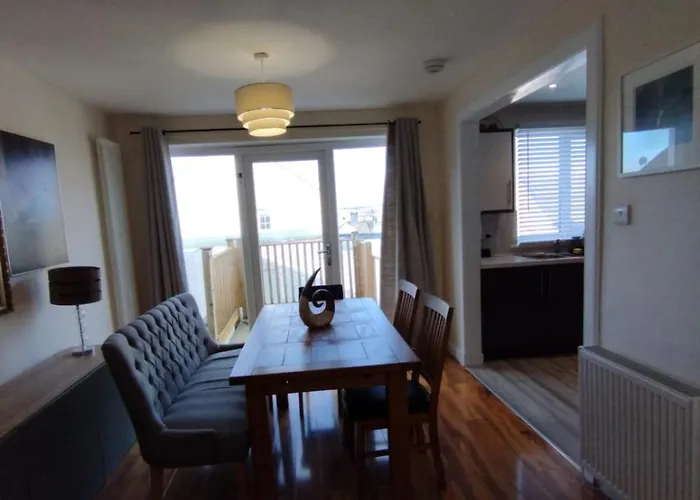 Villa 3 Bed House In - Private Parking *