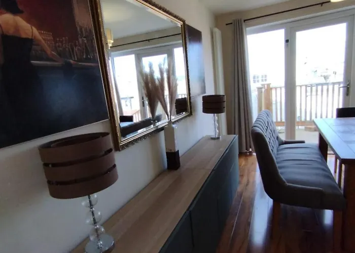 3 Bed House In - Private Parking * Edinburgh