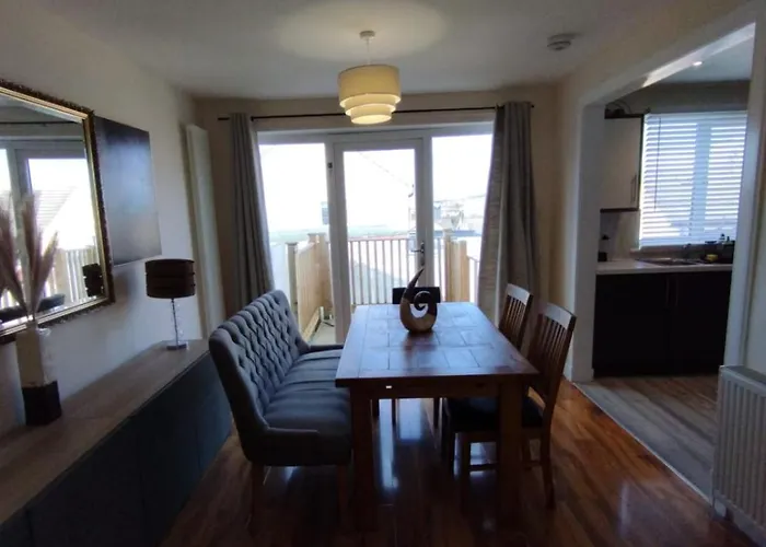 Villa 3 Bed House In - Private Parking