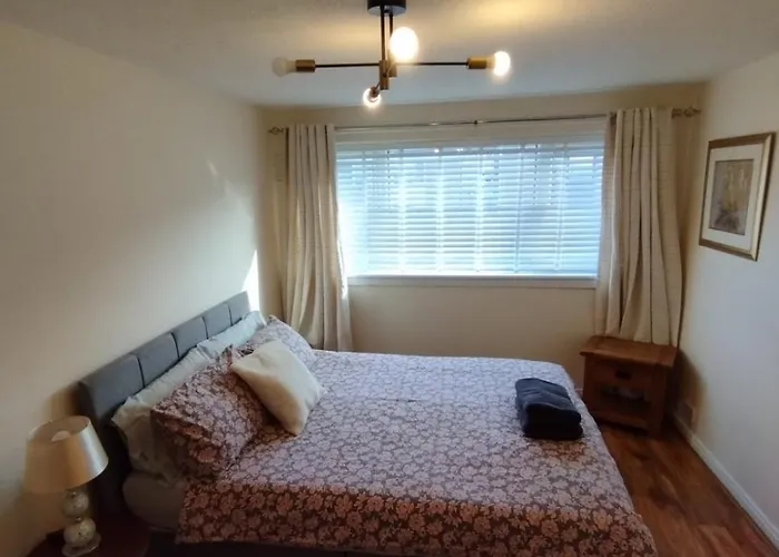 3 Bed House In - Private Parking Edynburg