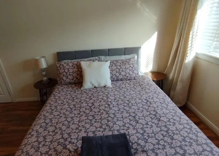 Villa 3 Bed House In - Private Parking *