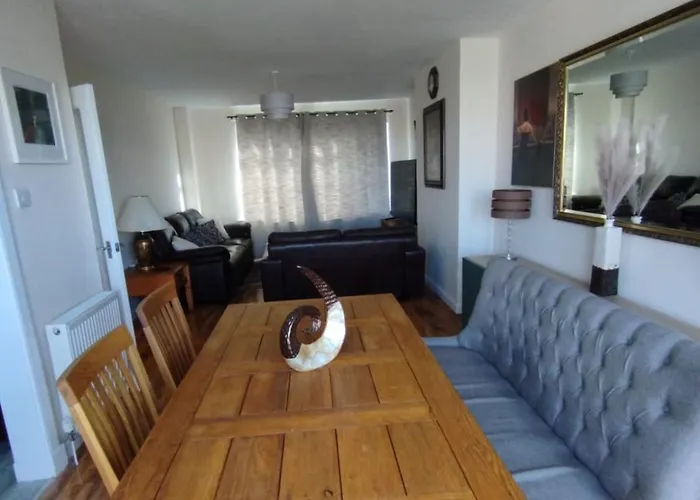 3 Bed House In - Private Parking Villa *