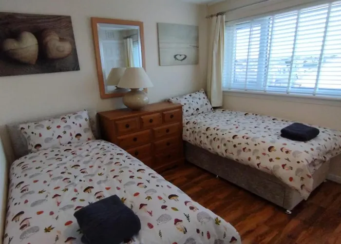 Villa 3 Bed House In - Private Parking *