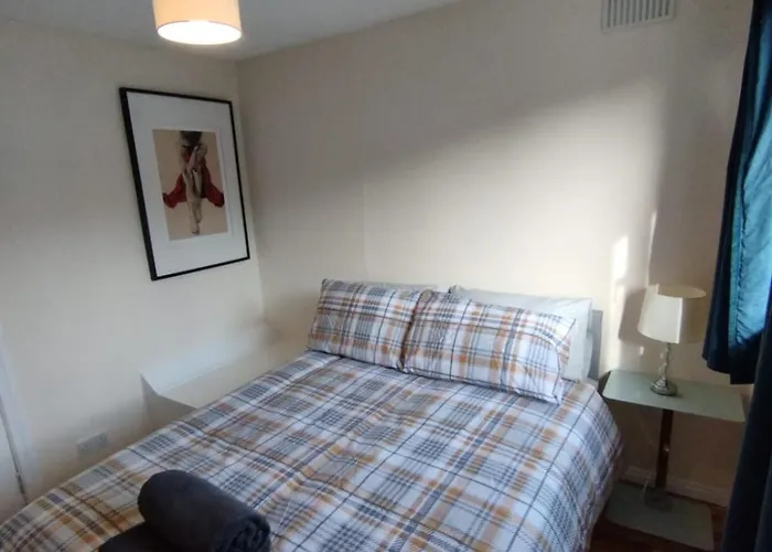 3 Bed House In - Private Parking Villa *