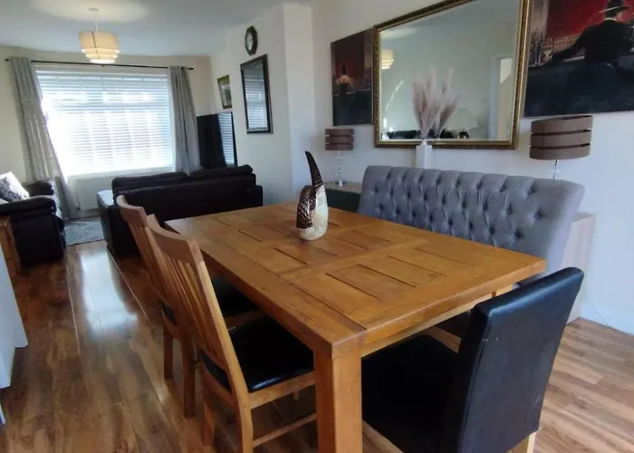 3 Bed House In - Private Parking * Edinburgh