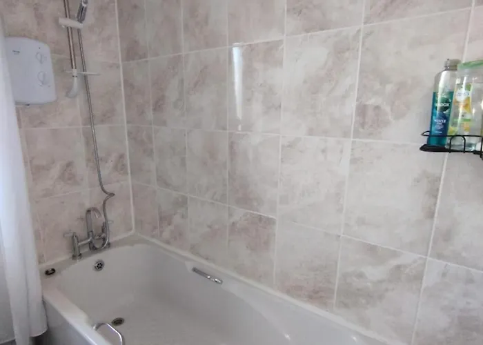 3 Bed House In - Private Parking Edinburgh
