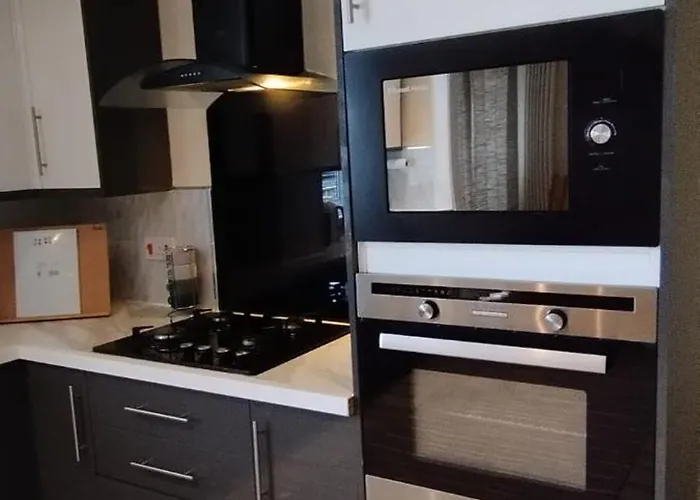 3 Bed House In - Private Parking Villa