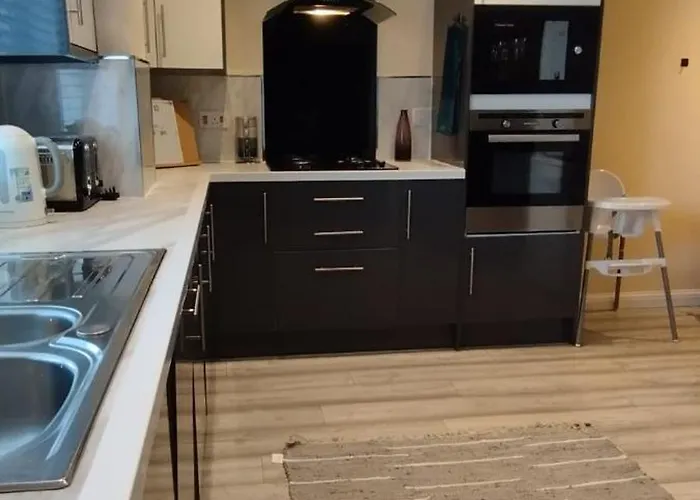 3 Bed House In - Private Parking Villa *