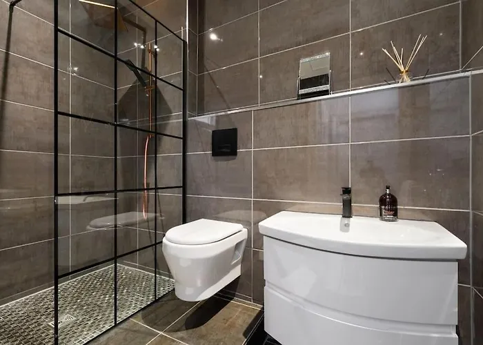 Spacious Modern Centre Castle Views