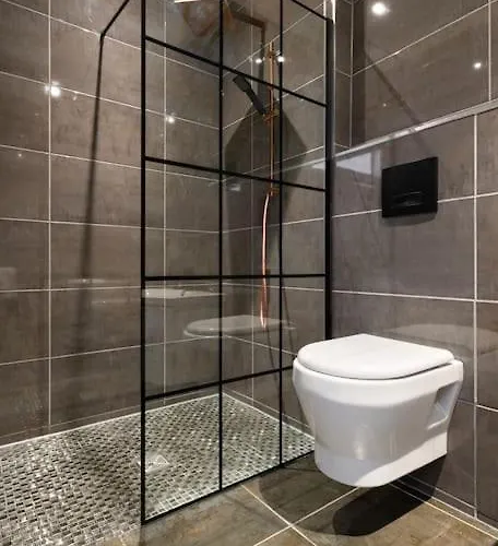 Spacious Modern Centre Castle Views Apartment *