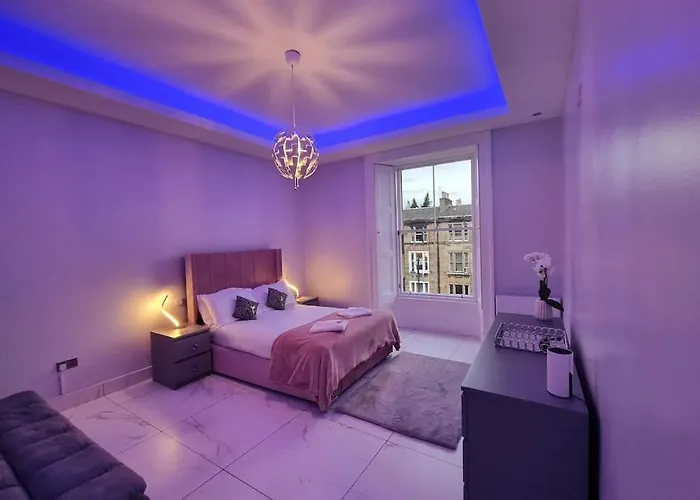 Spacious Modern Centre Castle Views *