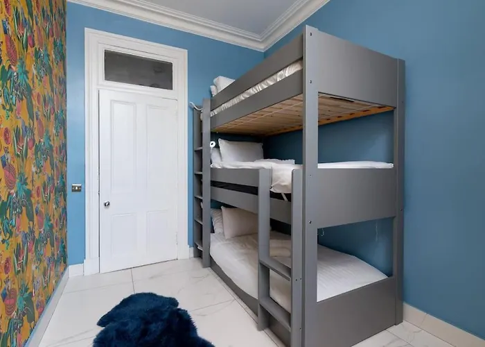 Apartment Spacious Modern Centre Castle Views Edinburgh