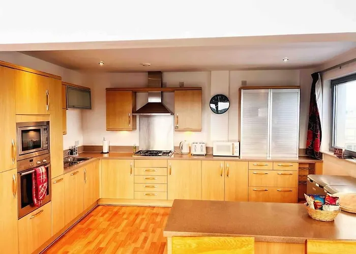 Spacious Penthouse אדינבורו