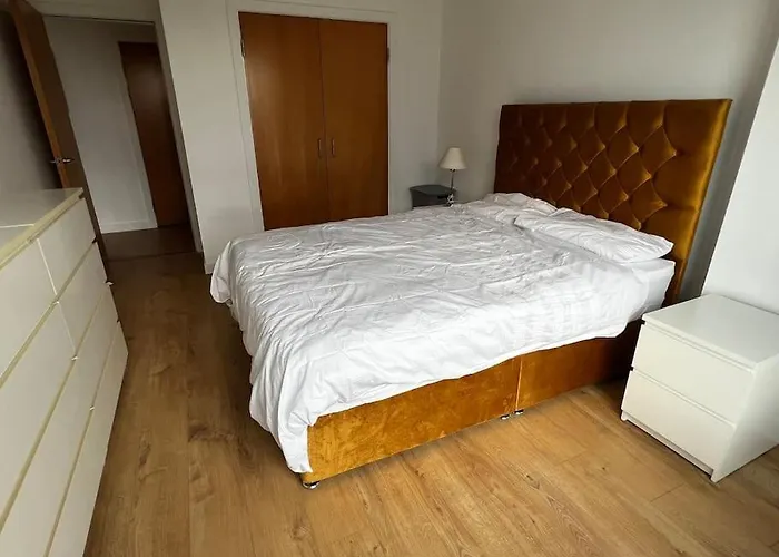 Spacious Penthouse דירה