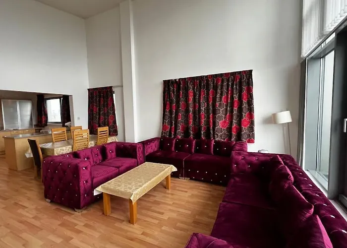 Spacious Penthouse דירה