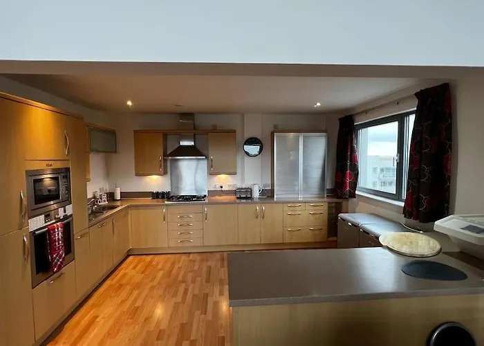 Spacious Penthouse דירה *