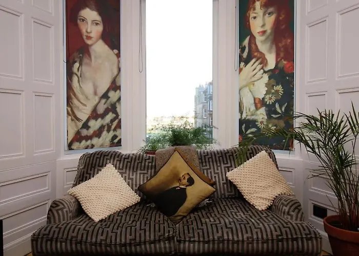 The Holyrood Park Hideaway Is A Lush & Arty 2 Double Bed Appartement Edinburgh