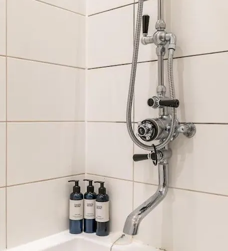 The Holyrood Park Hideaway Is A Lush & Arty 2 Double Bed Lejlighed Edinburgh