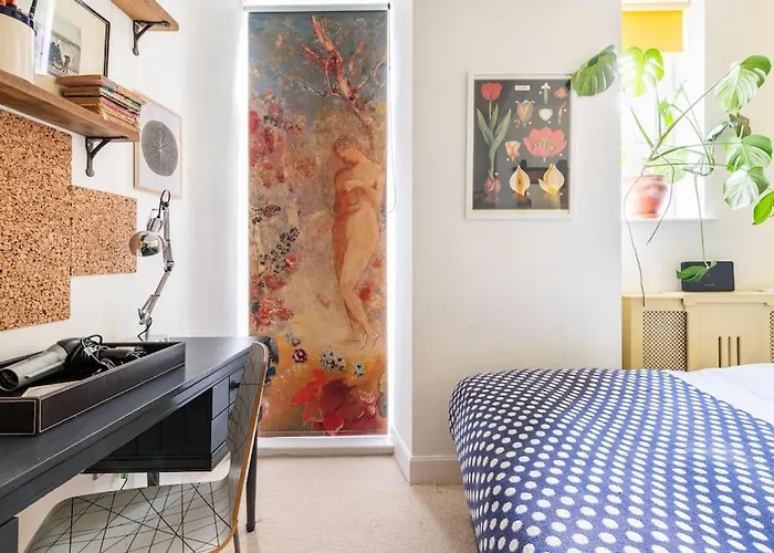 The Holyrood Park Hideaway Is A Lush & Arty 2 Double Bed Lejlighed