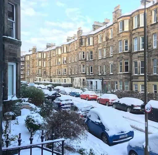 The Holyrood Park Hideaway Is A Lush & Arty 2 Double Bed Appartement *