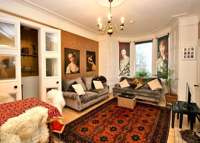The Holyrood Park Hideaway Is A Lush & Arty 2 Double Bed Lejlighed