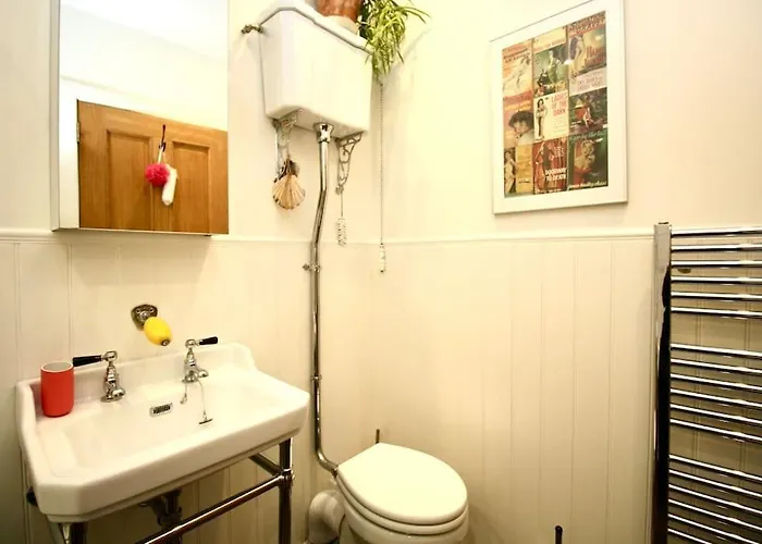 The Holyrood Park Hideaway Is A Lush & Arty 2 Double Bed Lejlighed *